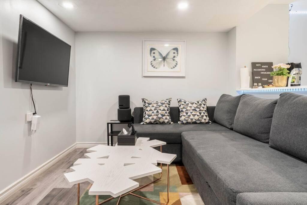 Апартаменти Cozy Nest Basement Unit Гамільтон Екстер'єр фото