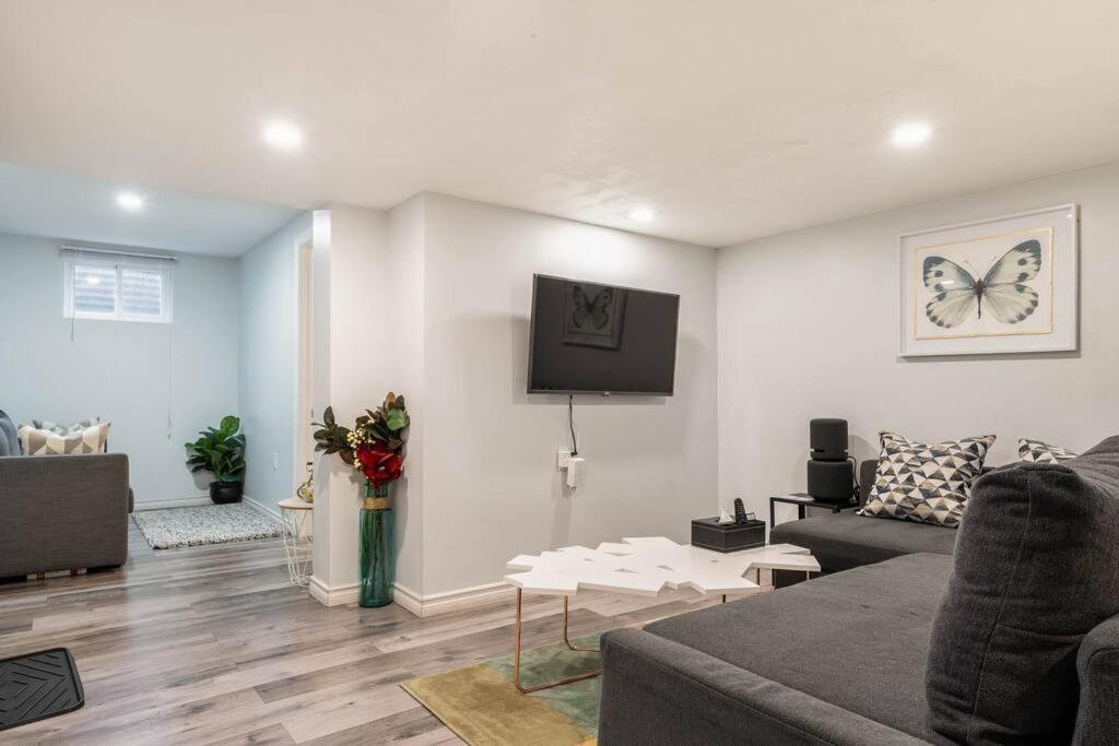 Апартаменти Cozy Nest Basement Unit Гамільтон Екстер'єр фото