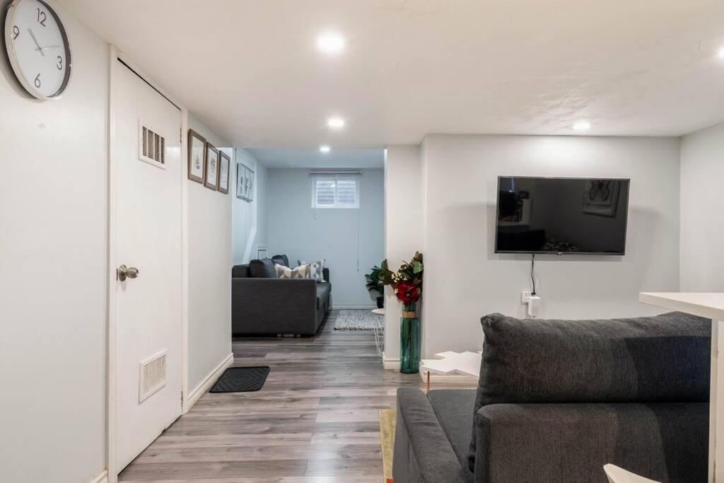 Апартаменти Cozy Nest Basement Unit Гамільтон Екстер'єр фото