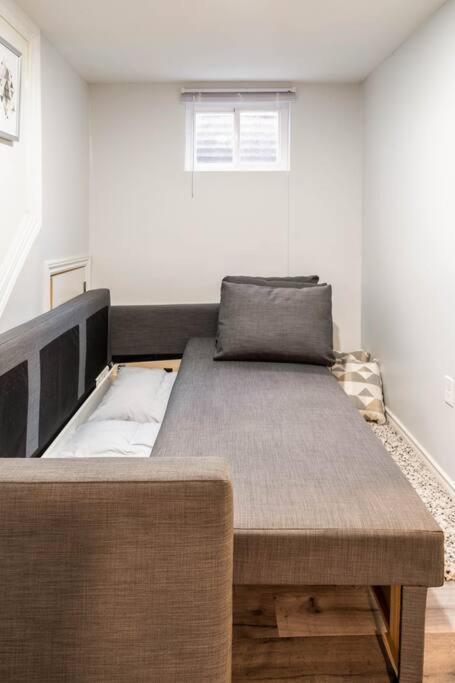 Апартаменти Cozy Nest Basement Unit Гамільтон Екстер'єр фото