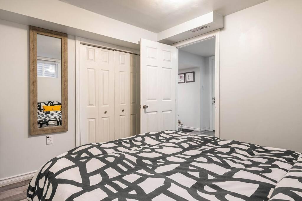 Апартаменти Cozy Nest Basement Unit Гамільтон Екстер'єр фото